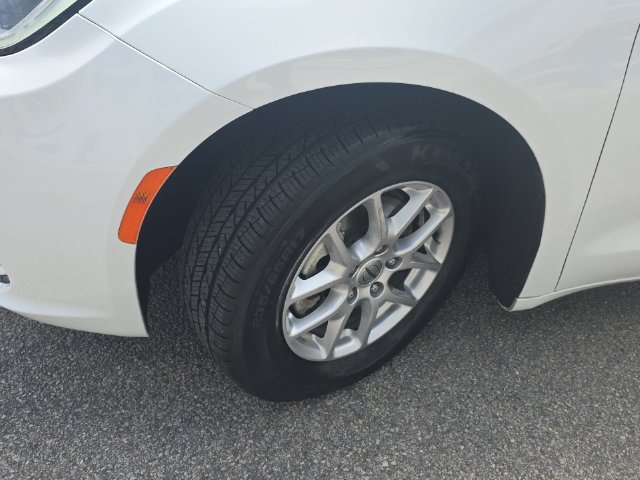 Used 2022 Chrysler Pacifica Touring-L FWD image 33