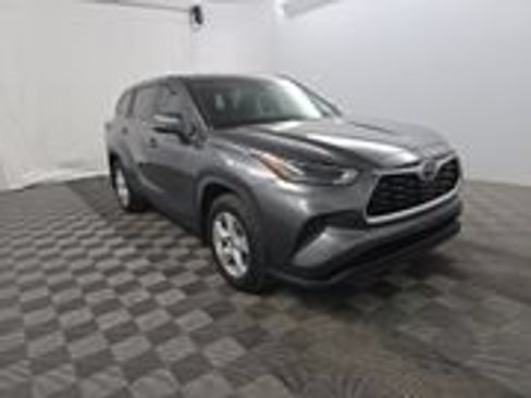 Used 2022 Toyota Highlander L FWD image 3