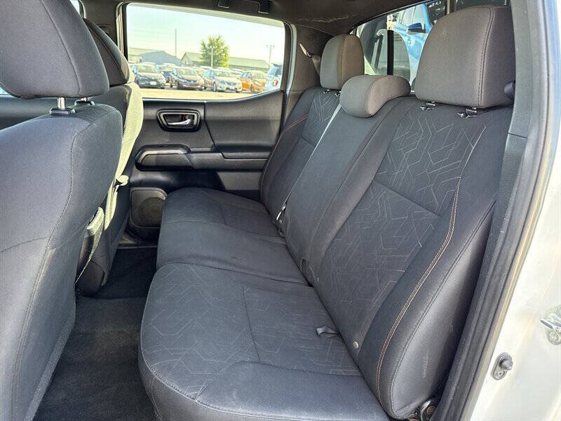 Used 2016 Toyota Tacoma TRD Sport AWD/4WD image 19