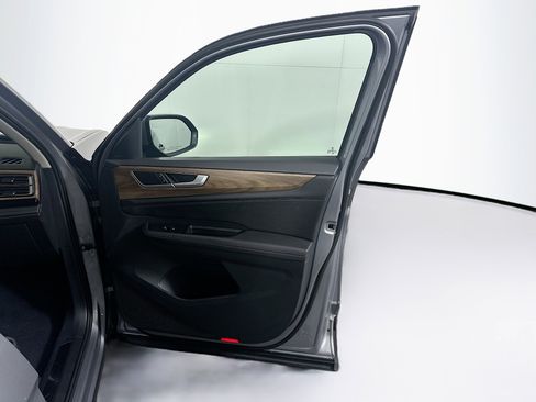 Used 2025 Volkswagen Atlas SE image 35