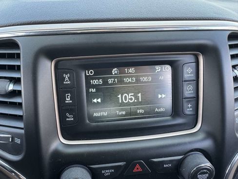 Used 2017 Jeep Grand Cherokee Laredo image 28