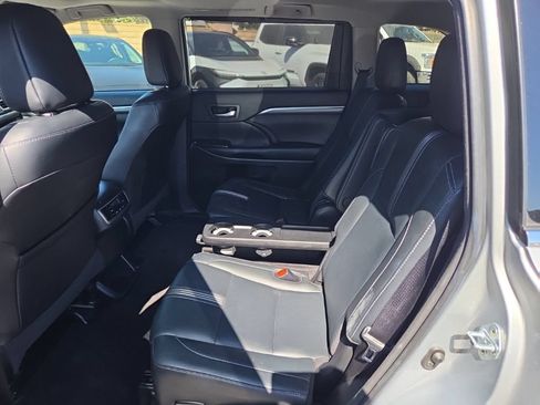 Certified 2018 Toyota Highlander SE FWD image 12