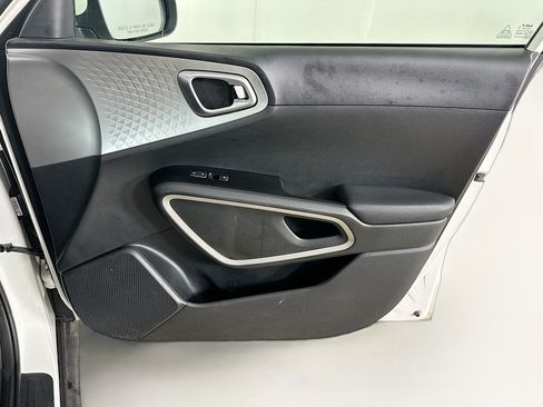 Used 2025 Kia Soul LX w/ LX Technology Package FWD image 30