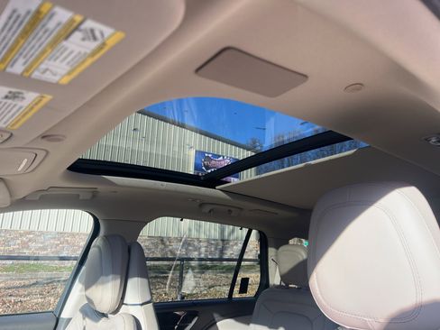 Used 2021 Lincoln Aviator Reserve w/ Equipment Group 210A image 13