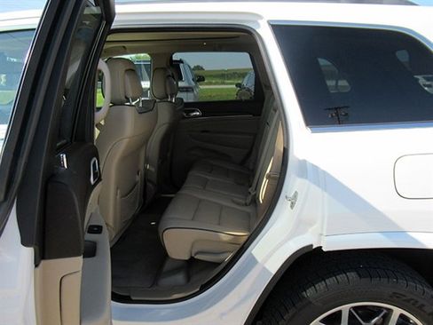 Used 2020 Jeep Grand Cherokee Overland w/ Interior Metal Package AWD/4WD image 16