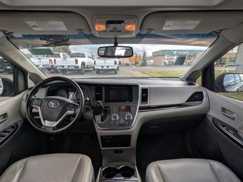 Used 2017 Toyota Sienna XLE image 6