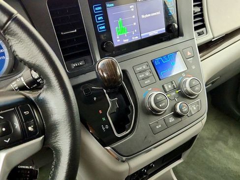 Used 2017 Toyota Sienna XLE Premium AWD/4WD image 17