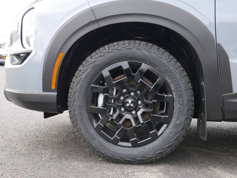 Used 2025 Mitsubishi Outlander AWD image 11