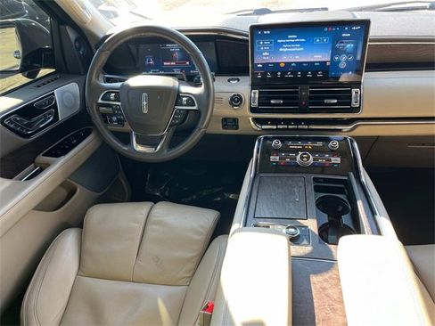 Used 2023 Lincoln Navigator L Reserve image 4