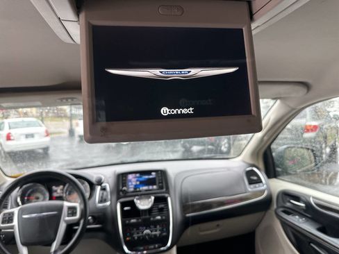 Used 2016 Chrysler Town & Country Touring w/ Driver Convenience Group image 15