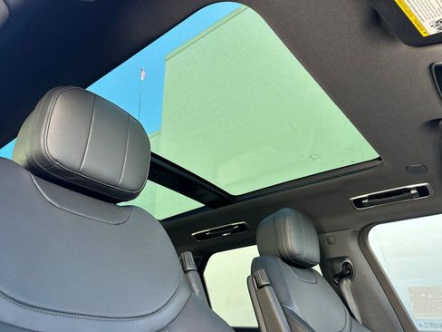 Used 2025 Land Rover Range Rover Sport SE image 19