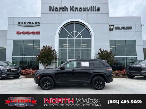 Used 2025 Jeep Grand Cherokee Altitude AWD/4WD image 2