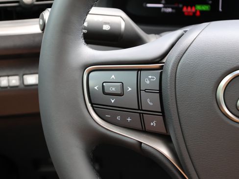 Used 2025 Lexus UX 300h FWD image 17