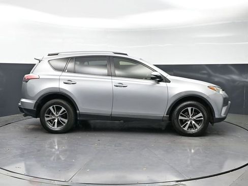 Used 2018 Toyota RAV4 XLE AWD/4WD image 4