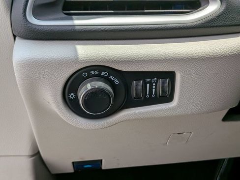 Used 2023 Chrysler Voyager LX FWD image 15