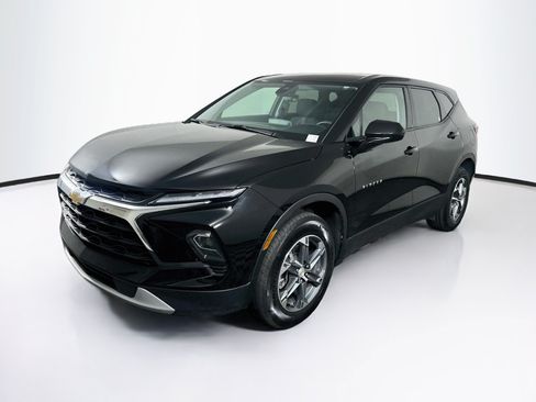 Used 2025 Chevrolet Blazer LT FWD image 3