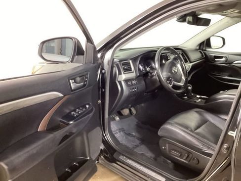 Used 2017 Toyota Highlander Limited Platinum AWD/4WD image 8