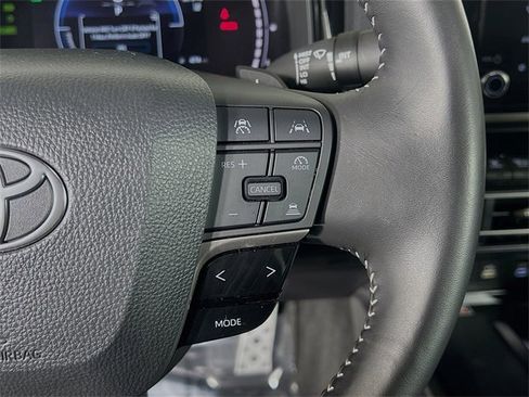 Used 2025 Toyota Camry SE image 17