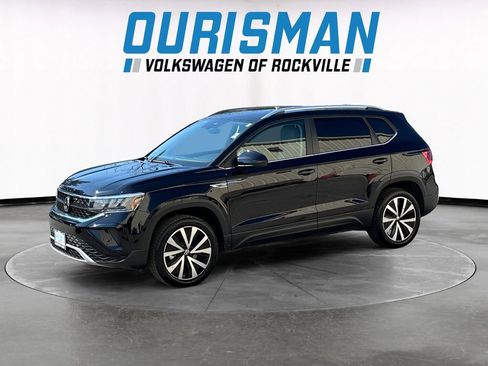 Used 2024 Volkswagen Taos SE image 2