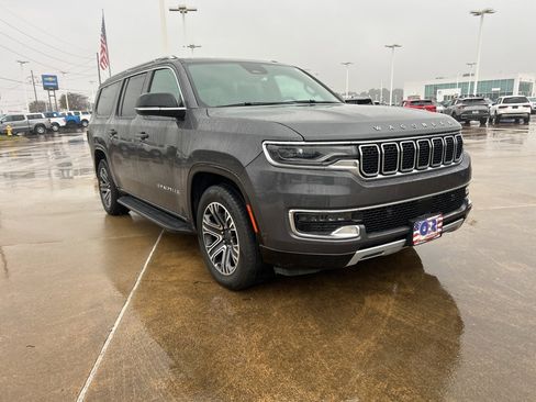 Used 2023 Jeep Wagoneer L Series II image 4