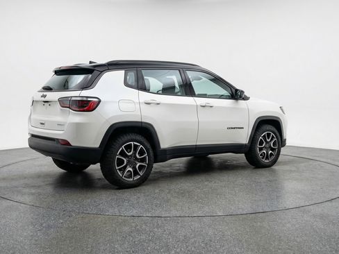 Used 2025 Jeep Compass Trailhawk AWD/4WD image 9