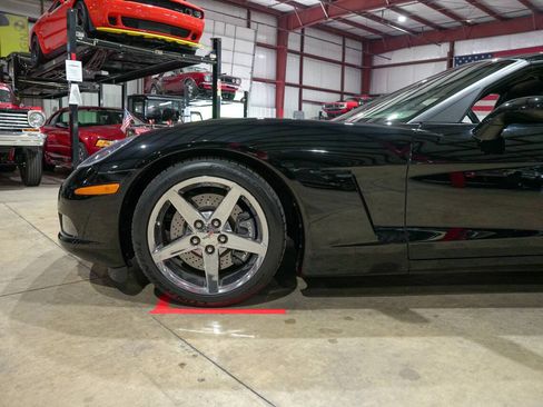 Used 2007 Chevrolet Corvette Coupe w/ Performance Package RWD image 3