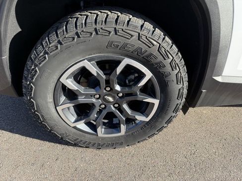 Used 2025 Chevrolet Equinox ACTIV w/ Safety and Technology Package image 11