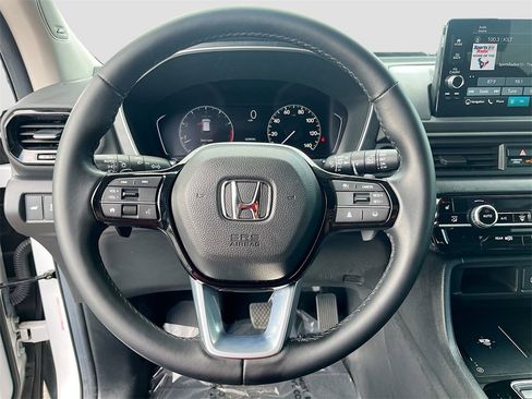 Used 2024 Honda Pilot Touring image 11