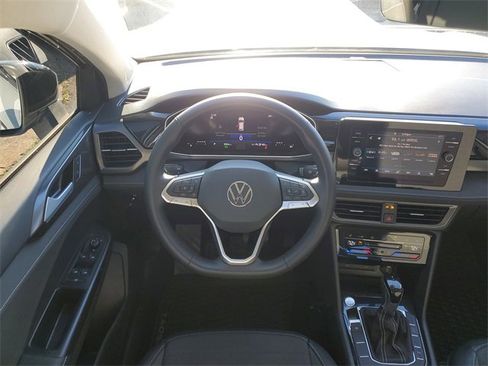 Certified 2025 Volkswagen Taos SE image 17
