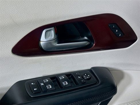 Used 2020 Chrysler Pacifica Limited w/ Tire & Wheel Group image 23