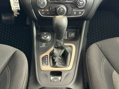 Used 2014 Jeep Cherokee Latitude w/ Cold Weather Group AWD/4WD image 16
