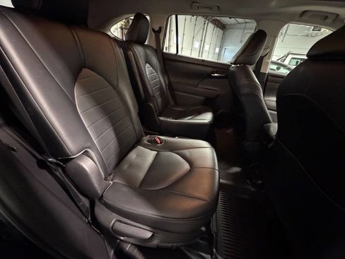 Used 2021 Toyota Highlander XLE AWD/4WD image 22