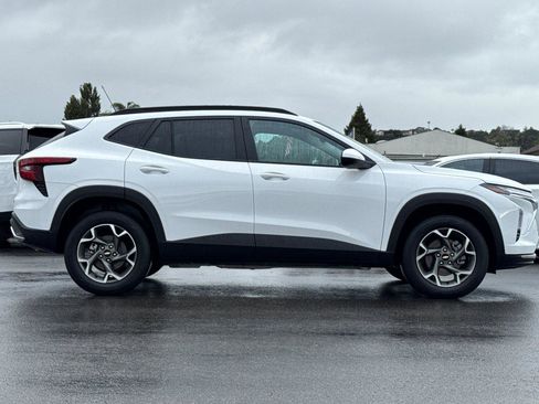 Used 2025 Chevrolet Trax LT image 4