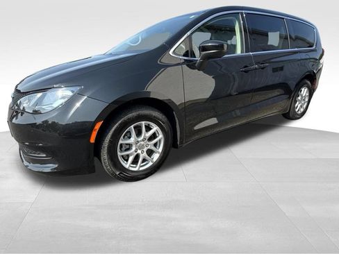 Used 2023 Chrysler Voyager LX FWD image 5