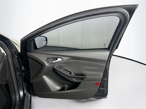 Used 2015 Ford Focus Titanium FWD image 30
