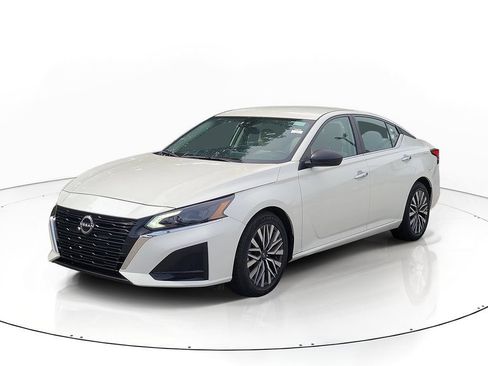 Used 2025 Nissan Altima 2.5 SV FWD image 2