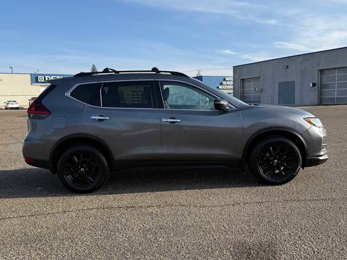 Used 2018 Nissan Rogue SV image 3
