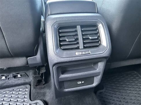 Used 2022 Volkswagen Taos SE w/ Panoramic Sunroof Package image 12