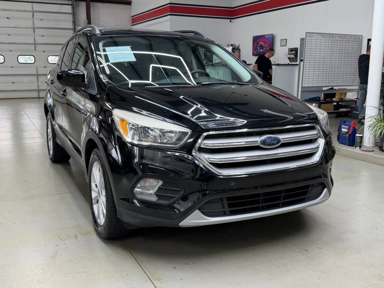 Used 2018 Ford Escape SE FWD image 1