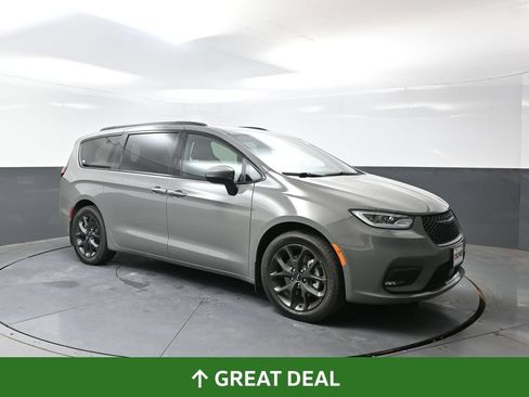 Used 2023 Chrysler Pacifica Touring-L w/ Uconnect Theater Family Group AWD/4WD image 5