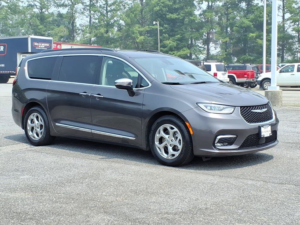 Used 2023 Chrysler Pacifica Limited FWD image 2