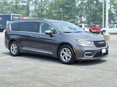 Used 2023 Chrysler Pacifica Limited FWD image 2