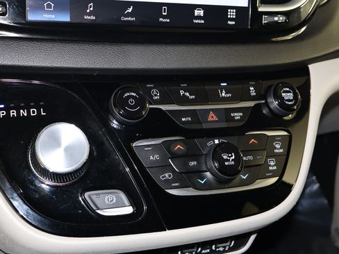 Used 2024 Chrysler Pacifica Touring-L image 30