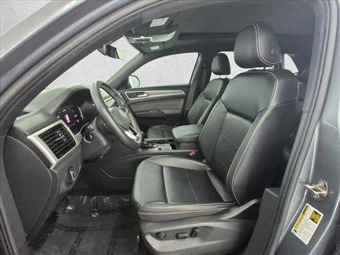 Used 2023 Volkswagen Atlas Cross Sport SE w/ Panoramic Sunroof Package FWD image 4