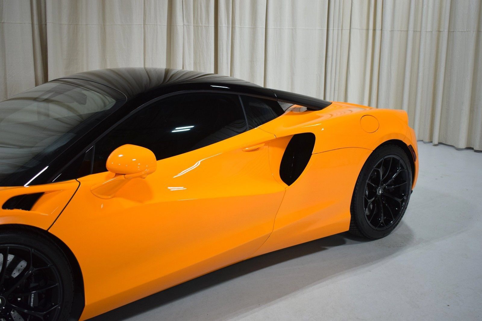 Used 2024 McLaren Artura RWD image 2