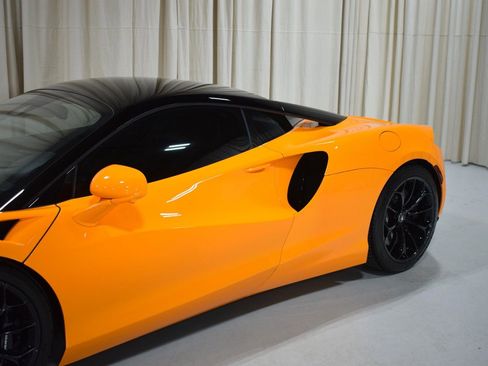 Used 2024 McLaren Artura RWD image 2
