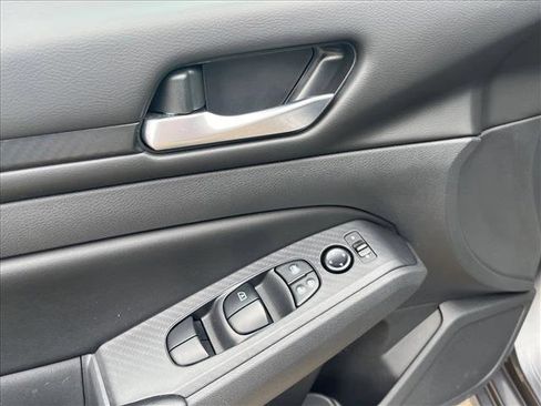 Used 2025 Nissan Altima 2.5 SV FWD image 19