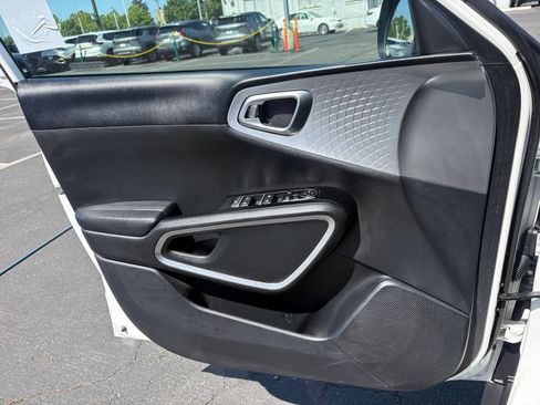 Used 2025 Kia Soul LX w/ LX Technology Package FWD image 18