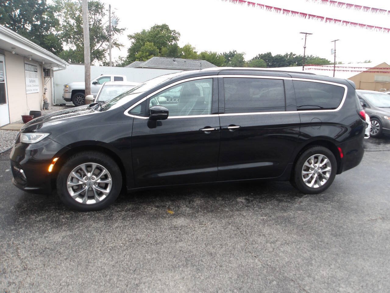 Used 2021 Chrysler Pacifica Touring-L w/ Uconnect Theater Family Group AWD/4WD image 4