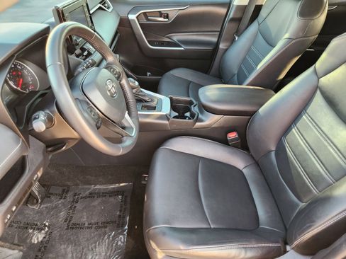 Used 2021 Toyota RAV4 XLE Premium image 15